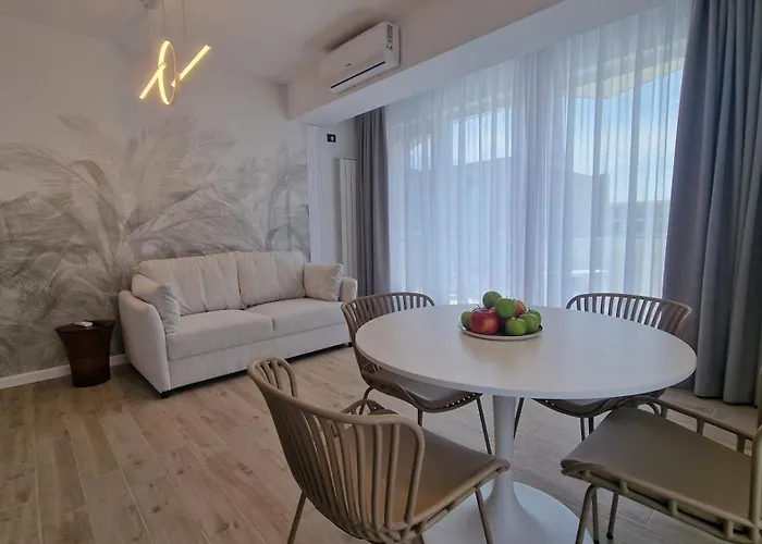 Infinity 306 Pool & Navodari